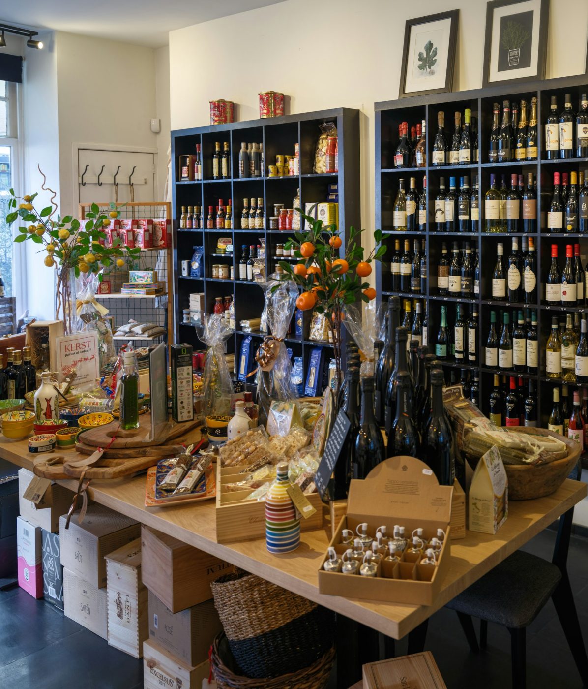 Rayons d'une épicerie fine en bois, bocaux et bouteilles