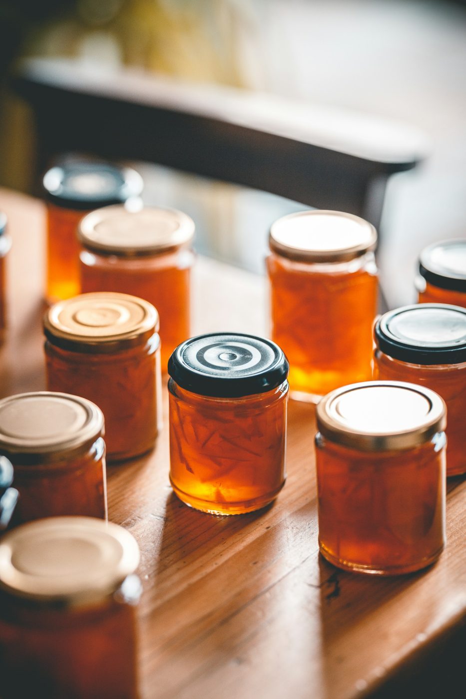 Pots de miel alignés sur une table en bois